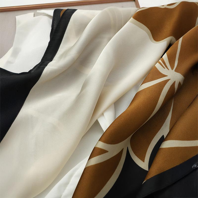 Foulard Carré Fleurs d’Ombre